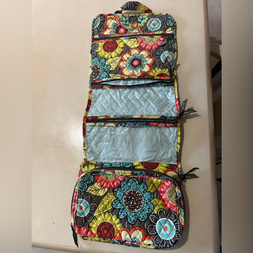 GREAT CONDITION- Vera Bradley hanging travel toiletry bag!